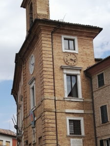 L'orologio della torre civica, dal 20 giugno, non ha fatto più girare le lancette