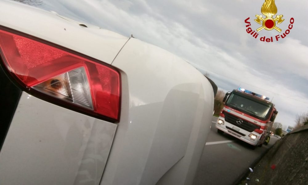 FALCONARA / Scontro tra due auto, una si ribalta