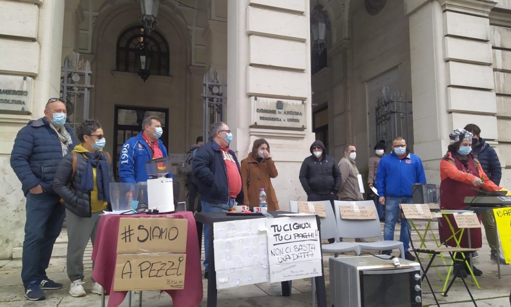 Flash mob del comitato Baristi Ristoratori Uniti Marche