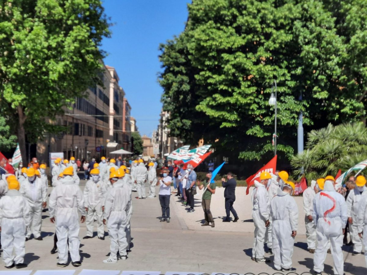 flash mob basta morti sul lavoro ancona